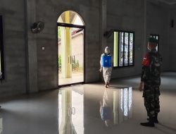 Kompi Markas Batalyon Infanteri 642/Kapuas Melaksanakan Penyemprot Desinfektan di Masjid Dan Gereja