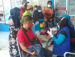 Jelang HUT Bhayangkara Ke-75, Satuan Lalu Lintas Polres Takalar Gelar Vaksinasi Massal   