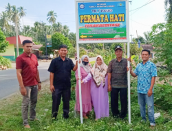 Syafridal Anggota DPRD Pasbar Bantu Plang Merek TK Permata Hati Kapa