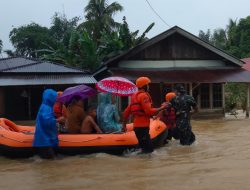 Pasbar Dikepung Banjir,  Ratusan Warga Bantaran Sungai Batahan dan Tamiang Mengungsi