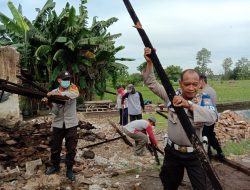 Diguyur Hujan Deras Atap Rumah Warga Desa Waduk Takeran Roboh, Anggota Dan Masyarakat Laksanakan Kerja Bakti.