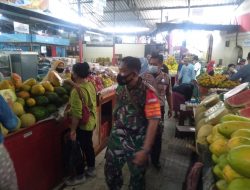 Laksanakan Patroli PPKM Di Pasar Tradisional Serda Agus Himbau Masyarakat Taati Prokes