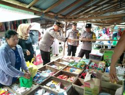 Personel Polsek Jenamas Monitoring, Pendataan Fluktuasi Harga Sembako Di Pasar Rangga Ilung