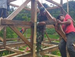 Dukung Pembangunan Mushola Al Muttaqin, Anggota Koramil Gandusari Gelar Gotong Royong Bersama