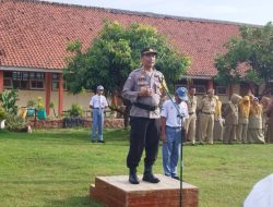 Kasat Binmas Polres Kendal jadi inspektur Upacara bendera di SMA 1 Cepiring, Minta siswa hindari Narkoba