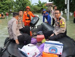 Tanggap Bencana, Polres Demak Evakuasi Korban Banjir Ketempat Aman