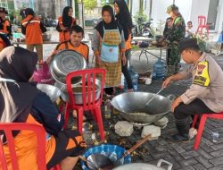 Wujud Peduli Polsek Karanganyar Bersama Koramil 08 Karanganyar Atur Arus Lalu Lintas Saat Banjir