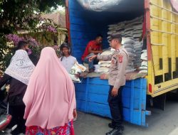 Penyaluran Bansos Di Kecamatan Sekrak Dikawal Personel polsek Karang Baru