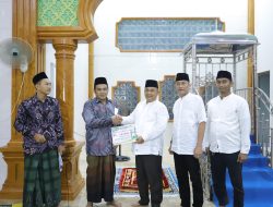 Safari Ramadhan 1445 H, Pj Bupati Asra Lelang Wakaf AC Di Mesjid Istiqomah 