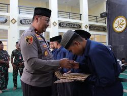 Wakapolda Sumbar Serahkan Santunan kepada Anak Yatim di Lingkungan Polda Sumbar
