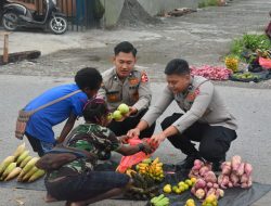Personel Satgas Humas Damai Cartenz 2025 Dukung Pedagang Lokal di Timika Melalui Pendekatan Humanis