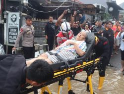 Brimob Sebar Ratusan Anggota ke Titik Banjir Jabodetabek, Evakuasi Anak-Lansia