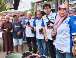 Dr. Lisda Hendrajoni Bersama DPW MOI Bagikan Takjil di Kota Padang