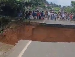Aspal Tergerus Air Di Batas Sumbar-Jambi, Jalan Nasional Padang-Jakarta Putus Total