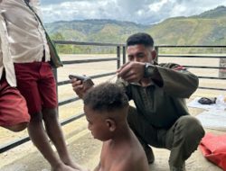 Lewat Cukur Gratis, Satgas Damai Cartenz Jalin Kedekatan dengan Anak-anak di Lanny Jaya