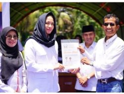 PT. Incasi Raya Group Serahkan CSR untuk Korban Banjir pada Bupati Dharmasraya