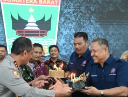 Solidaritas Terjalin Indah: Kapolda Sumbar Berikan Surprise Kue Ulang Tahun kepada KSPSI di May Day Fiesta