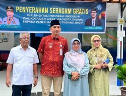 SMPN 6 Padang Dukung Program “Padang Juara”: Kepsek Serahkan Seragam Gratis untuk 113 Siswa Baru