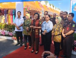 Kajati Sumbar Yuni Daru Winarsih Resmikan Bazar UMKM, Pasar Murah, dan Aksi Sosial di Depan Kantor Kejati: Semarak HUT Kejaksaan ke-80