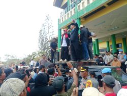 Pastikan Hak Masyarakat Terpenuhi, Bupati Armia Temui Aksi Demo Masyarakat