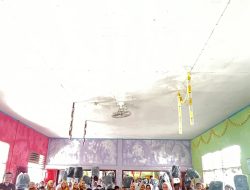 Di Ulakan Tapakis, Ketua TP PKK Padang Pariaman Hadir Menguatkan Siswa Korban Banjir