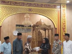 Masjid Raya Galoro Terima Bantuan Rp15 Juta, Wakapolres Tegaskan Komitmen Kebersamaan di Bulan Suci