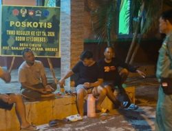 Usia Tak Luntur, 30 Tahun Pengabdian Tarso Anggota Linmas Desa Cikuya Amankan Desa