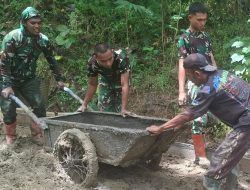 Medan Berlumpur Bukan Penghalang, “Pasukan Angkong” Jadi Andalan di TMMD Reguler ke-127 Kodim Brebes