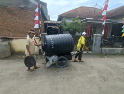Pantang Surut Meski Berpuasa, Warga Cikuya Bahu-Membahu Distribusikan Toren Air TMMD untuk Fasilitas Ibadah