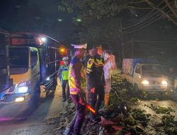 Kapolres Batang Pimpin Evakuasi Jalur Pantura Setelah Diterjang Angin Kencang