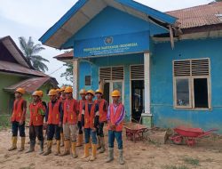 PT WIKA Bersihkan Sisa Lumpur Banjir Bandang di Kantor PWI Aceh Tamiang