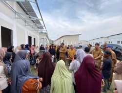 Tinjau Huntara dan Huntap Bersama Forkopimda, Bupati Bagikan Sembako