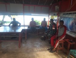 Sertu Hendri Patrizon Babinsa Purus Gelar Komsos Bersama Nelayan Hadapi Dampak Cuaca Ekstrem