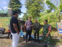 Komsos Humanis Serka Iswadi di Air Tawar Barat, Dampingi Warga Takziah Bersama Tiga Pilar