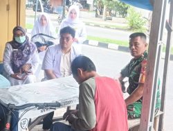Aksi Cepat Babinsa Sertu Marjohan Bersama Tim Kesehatan Tangani Warga Sakit di Rimbo Kaluang Koramil 01/PBU