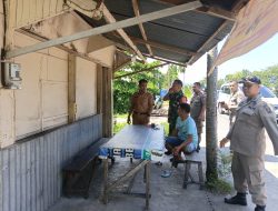 Aksi Tegas dan Humanis, Babinsa Serma Yunalizal Bersama Satpol PP Lakukan Penertiban Bangunan Liar Koramil 01/PBU