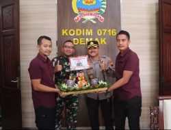Rayakan HUT ke-42 Dandim, Kapolres Demak Bawa Tumpeng ke Makodim