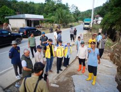 Pasca Luapan Batang Tompo, Bupati Eka Putra dan BPJN Sumbar Tinjau Jembatan Rusak di Taluak