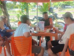 Duduk Santai Penuh Makna, Babinsa Sertu Marjohan Bangun Kesadaran Warga Rimbo Kaluang Jaga Keamanan dari Ancaman Narkoba