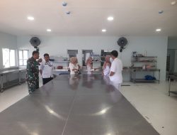 Babinsa Sertu Hendri Patrizon Dampingi Dinas Kesehatan Tinjau SPPG Pundi Amal Nusantara di Purus