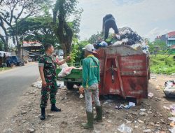 Andi Irawansyah Babinsa UKS Tunjukkan Kepedulian Nyata, Aksi Humanis Jaga Kebersihan Lingkungan