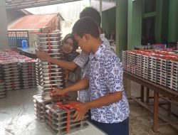 Sertu Maiko Muriyanto Dampingi Program MBG di SMPN 02 Padang, Semangat Siswa Antar Nasi Jadi Potret Kebersamaan