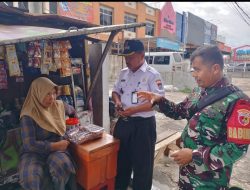Babinsa Serka Jamarin dan Lurah UKU Tegur Pedagang, Dorong Disiplin Sediakan Tempat Sampah