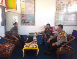 Sertu Hendri Patrizon Perkuat Sinergitas TNI Polri Lewat Komsos Humanis Koramil 01 PBU di Kelurahan Purus