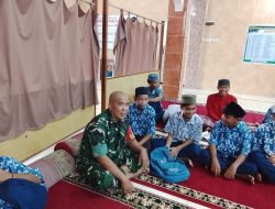 Babinsa Koramil 01/PBU Sertu Bastian Bangun Kedekatan dengan Siswa SMPN 2 Padang Lewat Komsos Humanis