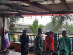 Babinsa Sertu Hendri Patrizon Monitoring Wilayah Kelurahan Purus Saat Hujan Demi Antisipasi Gangguan Lingkungan