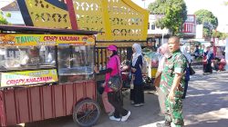 Sertu Bastian Turun Langsung Komsos Bersama Pedagang Kaki Lima, Kawasan Ditata Lebih Rapi dan Nyaman