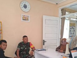 Sertu Ipal Babinsa Kampung Pondok Aktif Laksanakan Komsos Bersama Perangkat Kelurahan di Wilayah Koramil 01/PBU