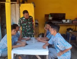 Sertu Hendri Patrizon Tanamkan Disiplin Belajar kepada Pelajar di Kelurahan Purus Melalui Komsos Humanis