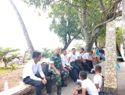 Sertu Bastian Aktif Sambangi PKL Pantai Padang, Babinsa Ajak Pedagang Jaga Ketertiban dan Kebersihan Kawasan Wisata